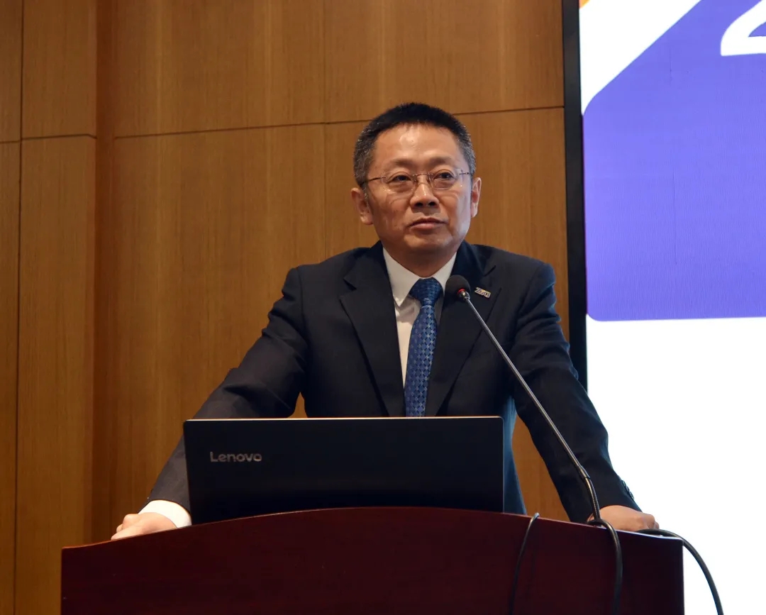 会上,公司总监吴玉江作kpi经营分析报告,分析了市场情况,通报了公司上